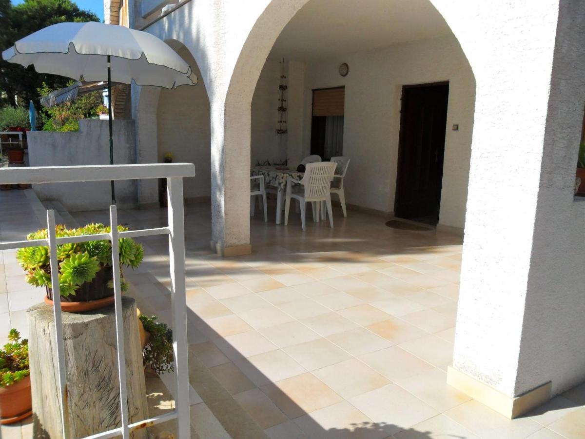 Sea Breeze Apartments With Private Beach And Boat Anchorage Stara Novalja Kültér fotó