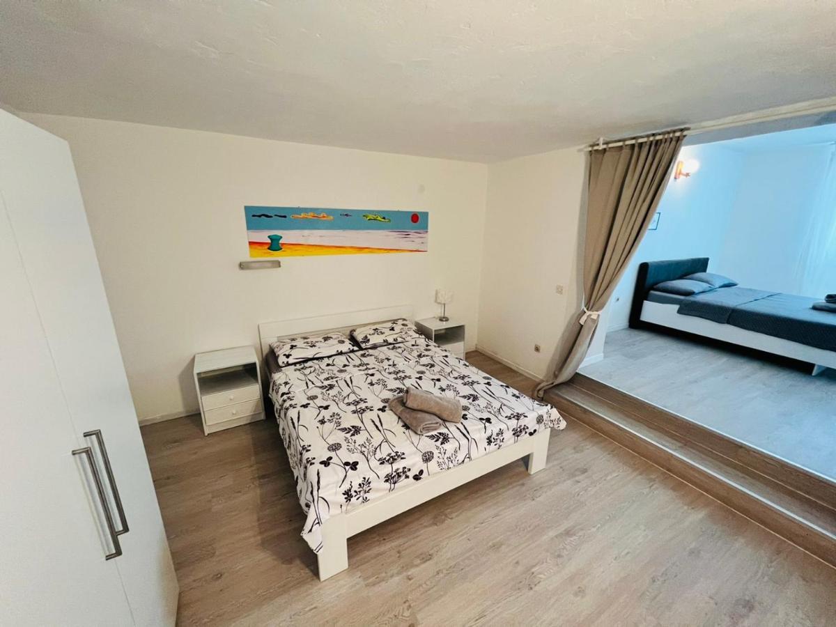 Sea Breeze Apartments With Private Beach And Boat Anchorage Stara Novalja Kültér fotó